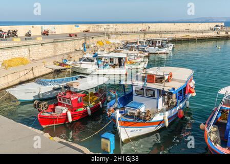 Heraklion, Grecia - 12 novembre 2019: Barche da pesca in legno nel porto di Heraklion, Creta, Grecia. Foto Stock