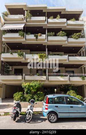 Heraklion, Grecia - 12 novembre 2019: Facciata di un edificio residenziale a Heraklion, Creta, Grecia. Foto Stock