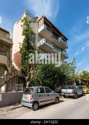 Heraklion, Grecia - 12 novembre 2019: Via con casa residenziale a Heraklion, Creta, Grecia. Foto Stock