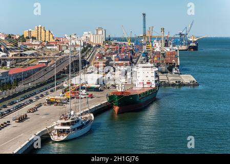 Lisbona, Portogallo - 19 Maggio 2017: porto industriale e la città di Lisbona, Portogallo. Vista dalla nave da crociera. Foto Stock