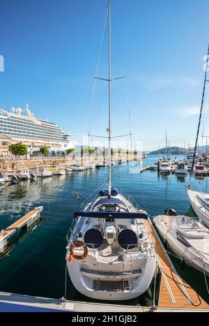 Vigo, Spagna - 20 Maggio 2017: Sailing yacht ormeggiati nel porto di Vigo, Galizia, Spagna. Vigo, che in primo luogo è stato liquidato come un piccolo villaggio di pescatori, sia di tipo IDE Foto Stock