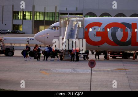 salvador, bahia / brasile - 8 agosto 2016: I passeggeri della compagnia aerea Gol sono visti sbarcare dall'aereo della compagnia in un'area remota dell'aria Foto Stock