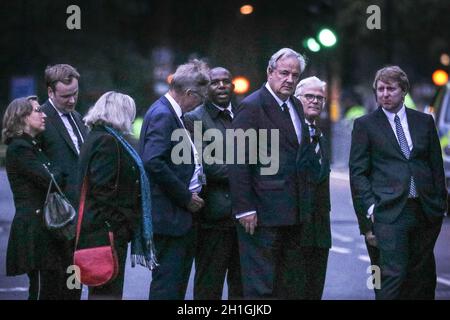 Westminster, Londra, Regno Unito. 18 Ott 2021. MPS, compreso David Lammy (al centro) attendere per entrare nella chiesa, i parlamentari camminano dal Parlamento alla chiesa di St. Margaret (conosciuta come 'la Chiesa su Piazza del Parlamento') in una processione al servizio commemorativo per Sir David Amess, MP per Southend West, che è stato pugnato durante la sua chirurgia del collegio elettorale. Credit: Imagplotter/Alamy Live News Foto Stock