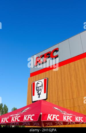 Kiev, Ucraina - 29 luglio 2020: Pasto veloce di KFC. Ristorante americano famoso in tutto il mondo a Kiev, Ucraina il 29 luglio 2020. Foto Stock