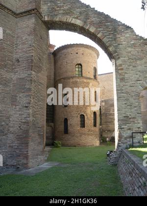 Ravenna, Italia. 28 luglio 2020. Una vista esterna della Basilica di San vitale Foto Stock