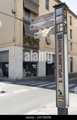 Ravenna, Italia. Luglio 28, 2020. cartelli turistici su una strada Foto Stock