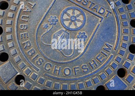 Tauberbischofsheim, Baden-Württemberg / Germania - 13 05 2019: Tombino di Tauberbischofsheim con stemma Foto Stock