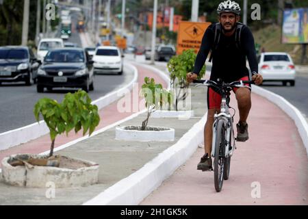 salvador, bahia / brasile - 16 novembre 2015: Vista di una pista ciclabile su Avenida Afranio Peixoto - Suburbana - nella città di Salvador. *** Didascalia locale Foto Stock