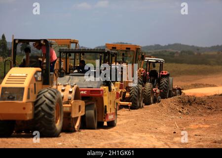 candeias, bahia / brasile - 23 novembre 2015: Macchina è visto in costruzione di strada nella città di Candeias. Foto Stock