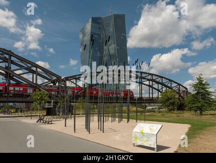 Deutschherrnbruecke con treno rosso di fronte alla Banca centrale europea (bce) a francoforte sul meno, germania Foto Stock