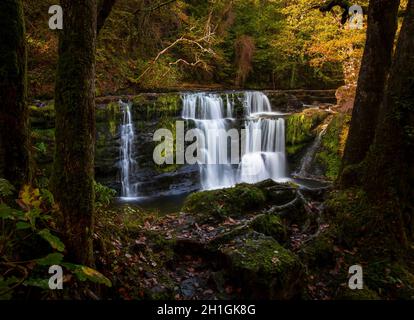 Panwar, o Sgwd y Pannwr sulla cascata inferiore Clun-Gwyn sul fiume Mellte, vicino a Pontneddfechan nel Galles del Sud, Regno Unito. Foto Stock