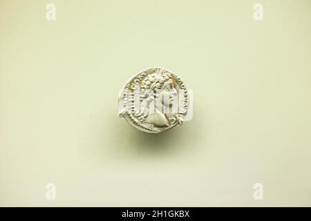Merida, Spagna - 25 agosto 2018: Antonino Pio imperatore romano moneta d'argento. Museo Nazionale di Arte Romana a Merida, Spagna Foto Stock