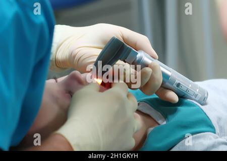 Un anestesista inserisce un tubo respiratorio nella trachea di un bambino. Funzionamento in anestesia generale. Foto irriconoscibile. Foto Stock