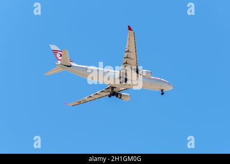 Lisbona, Portogallo - 19 Maggio 2017: Airbus A330 Turkish Airlines aerei di atterraggio nell'aeroporto di Portela di Lisbona, in Portogallo. Lisbona aeroporto Portela è t Foto Stock