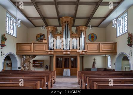 SCHMALLENBERG, GERMANIA - 8 GIUGNO 2020: Vista attraverso la navata principale all'organo della chiesa parrocchiale di San Blasius, l'8 giugno 2020 a Schmallenberg, Foto Stock