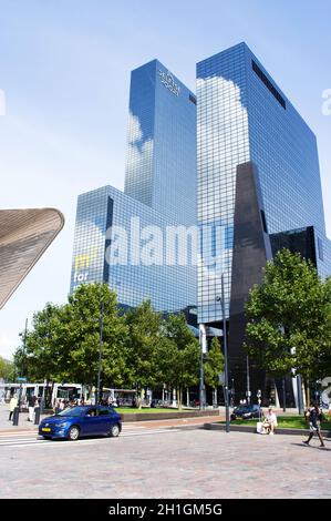 Rotterdam, Paesi Bassi - 24 agosto 2021: Grande torre residenziale vicino alla stazione centrale nel centro di Rotterdam, Paesi Bassi Foto Stock