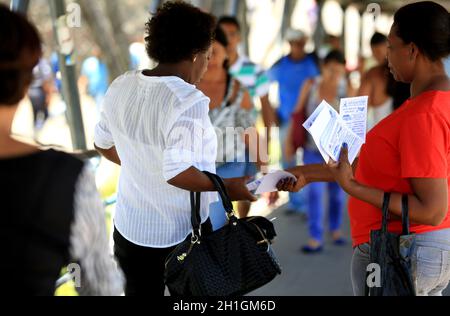 salvador, bahia / brasile - 12 novembre 2015: Si vede la persona che distribuisce opuscoli pubblicitari nella città di Salvador. Foto Stock