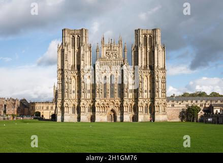 WELLS, Regno Unito - 07 ottobre 2011. Fuori dalla cattedrale di Wells, fronte ovest. Wells, Somerset, UK Foto Stock