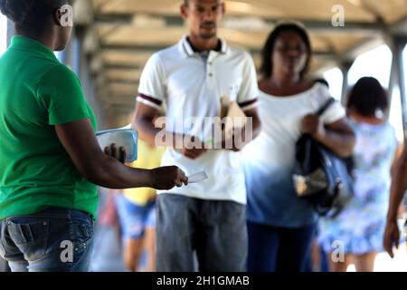 salvador, bahia / brasile - 12 novembre 2015: Si vede la persona che distribuisce opuscoli pubblicitari nella città di Salvador. Foto Stock