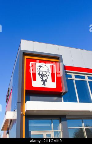 Kiev, Ucraina - 29 luglio 2020: Pasto veloce di KFC. Ristorante americano famoso in tutto il mondo a Kiev, Ucraina il 29 luglio 2020. Foto Stock