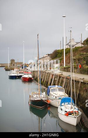 ANGLESEY, Regno Unito - 28 febbraio 2012. Barche da diporto e da pesca in un vecchio porto, Amlwch Port, Anglesey, Galles Foto Stock