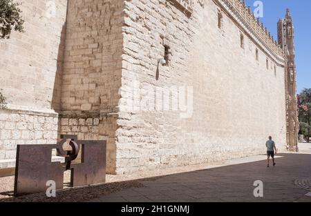 Valladolid, Spagna - 18 luglio 2020: Visita a piedi vicino alla scultura d'arte moderna accanto al Colegio de San Gregorio. Valladolid, Spagna Foto Stock