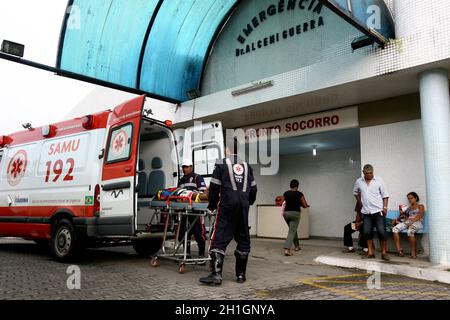 itabuna, bahia / brasile - 24 agosto 2011: membro del servizio di assistenza di emergenza mobile - Samu 192 - trasportare un paziente all'ospedale di base nel ci Foto Stock