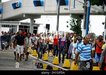 salvador, bahia / brasile - 3 ottobre 2014: I passeggeri sbarcano al Terminal de Sao Joaquim in Salvador, dopo aver attraversato l'Baía de Todos os Santo Foto Stock