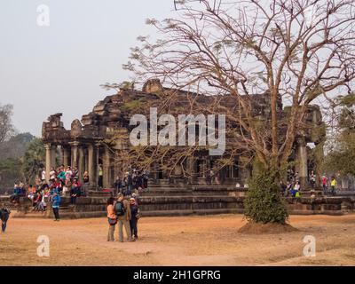 I turisti aspettano l'alba alla Biblioteca Nord di Angkor Wat - Siem Reap, Cambogia Foto Stock