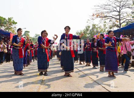 Danza tradizionale tailandese dal Wat phra thatphanom festival dell'anno, Nakhon Phanom Thailandia, febbraio 11,2011 Foto Stock