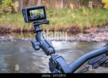 Fort Collins, CO, USA - 15 ottobre 2021: Fotocamera d'azione impermeabile GoPro Hero 10 nera montata con un popolare supporto RAM articolato su mountain bike Foto Stock