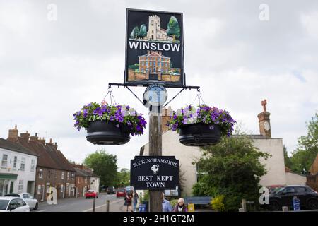 WINSLOW, Regno Unito - 25 giugno 2021. Winslow tradizionale città di mercato segno, premiato meglio mantenuto città nel Buckinghamshire. Le migliori città rurali di campagna in Inghilterra, Foto Stock
