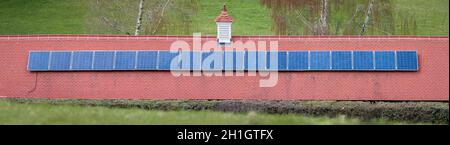 BUCKINGHAMSHIRE, Regno Unito - 13 aprile 2021. Pannelli solari su un tetto piastrellato di una proprietà rurale. Casa, casa o costruzione nella campagna del Regno Unito Foto Stock