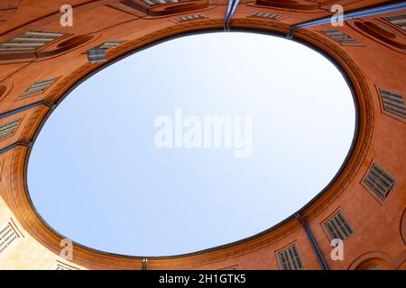 Ferrara, Italia. 6 agosto 2020. Vista panoramica dell'edificio rotonda Foschini di Ferrara Foto Stock