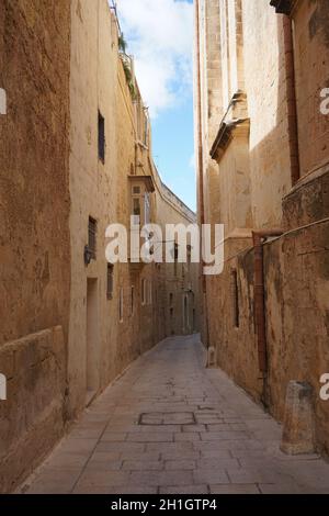 Vicolo stretto e tranquillo nella città di Mdina. Mdina si trova nel centro occidentale dell'isola di Malta. Foto di Willy Matheisl Foto Stock