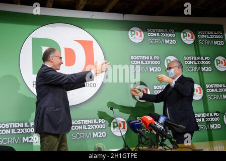 Roma, Italia. 18 Ott 2021. Enrico letta (L) e Roberto Gualtieri (R) durante Roberto Gualtieri è il nuovo sindaco della capitale, News a Roma, Italia, Ottobre 18 2021 Credit: Independent Photo Agency/Alamy Live News Foto Stock