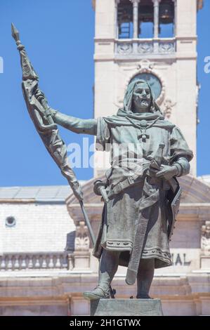 Valladolid, Spagna - 18 luglio 2020: Monumento del conte Pedro Ansurez, scolpito da Aurelio Rodríguez Vicente Carretero, 1903. Valladolid Plaza Mayor, SPAI Foto Stock