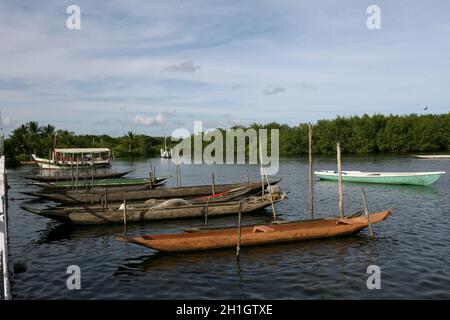 camamu, bahia / brasile - 10 gennaio 2012: Canoe sono visti a Baia de Camamu, nella città di Camamu, nel Bahia meridionale. Foto Stock