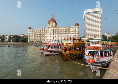 Mumbai, India - 22 novembre 2019: Il Palazzo Taj Mahal e le barche turistiche viste dal porto di Mumbai a Mumbai (conosciuto colloquialmente come Bombay), India. Foto Stock