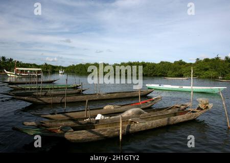 camamu, bahia / brasile - 10 gennaio 2012: Canoe sono visti a Baia de Camamu, nella città di Camamu, nel Bahia meridionale. Foto Stock