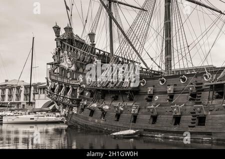 Genova, Italia - 14 Maggio 2017: Galeone Neptun nel Porto Antico di Genova, Italia. Si tratta di una nave replica di un secolo XVII galeone spagnolo costruito nel 1985 per Foto Stock