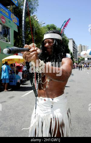 salvador, bahia / brasile - 10 febbraio 2013: I membri del carnevale blocco Comanche do Pelo sono visti durante una performance di carnevale nella città di SA Foto Stock