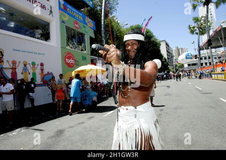 salvador, bahia / brasile - 10 febbraio 2013: I membri del carnevale blocco Commenches do Pelo sono visti durante una performance di carnevale nella città di S. Foto Stock