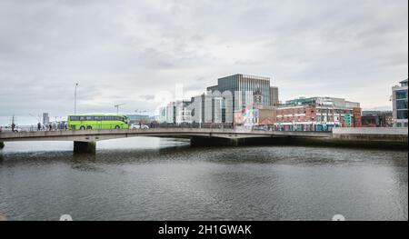 Dublino, Irlanda - 12 febbraio 2019: Mix di architettura moderna e antica lungo il fiume Liffey nel centro della città in una giornata invernale Foto Stock