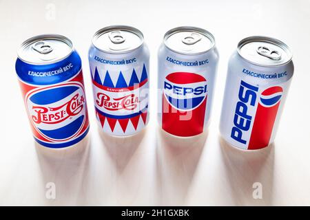 MOSCA, RUSSIA - 6 AGOSTO 2020: Lattine di Pepsi con disegno degli anni '40, '50, '80 e '90 del 20 ° secolo su tavolo di legno marrone chiaro. Pepsi è ca Foto Stock