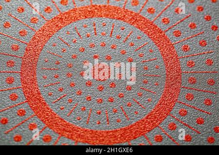 parte botom della padella, cerchio rosso e sfondo punteggiato Foto Stock