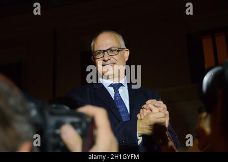 Roma, Italia. 18 Ott 2021. Le celebrazioni per la vittoria di Roberto Gualtieri in Piazza Santi Apostoli durante Roberto Gualtieri è il nuovo sindaco della capitale, News a Roma, Italia, Ottobre 18 2021 Credit: Independent Photo Agency/Alamy Live News Foto Stock