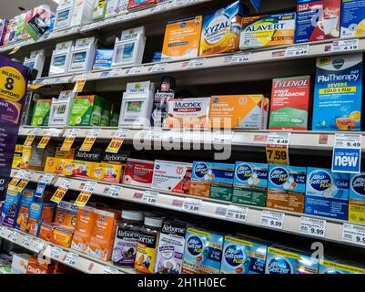 Kirkland, WA USA - circa Aprile 2021: Vista angolata del sollievo sinus e corsia medicazione all'interno di un negozio di alimentari QFC. Foto Stock