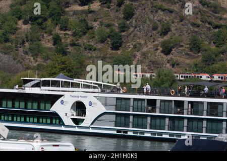 BINGEN AM RHEIN, HESSEN, GERMANIA - 08 AGOSTO 2020: Bingen am Rhein, Hessen, Germania - 08 agosto 2020: Nave da crociera sul fiume Thomas Hardy vicino Bingen ON Foto Stock