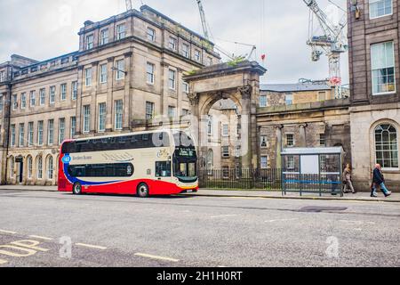 Edimburgo Scozia 5 agosto 2020Regents Bridge con persone non identificate con un autobus rosso e crema Foto Stock